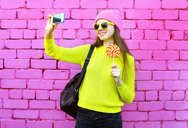 Modní dívka s selfie portrétní fotografie pomocí smartphone přes — Stock fotografie