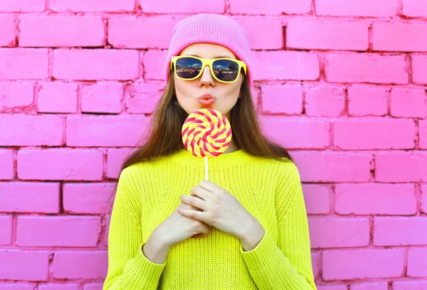 Retrato de moda chica bastante cool con piruleta sobre pi colorido — Foto de Stock