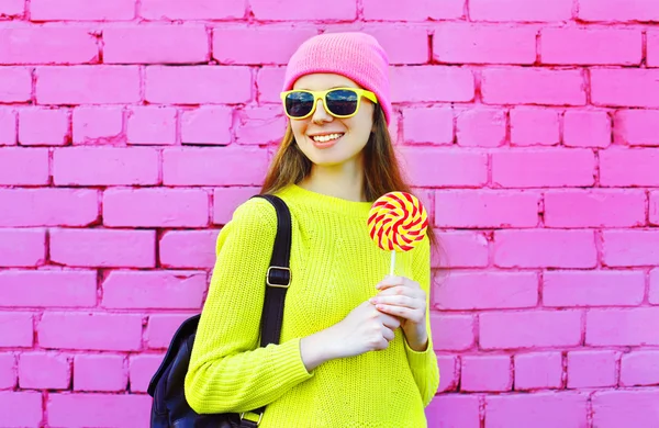 Portré szép mosolygó lány divat felett színes nyalóka — Stock Fotó