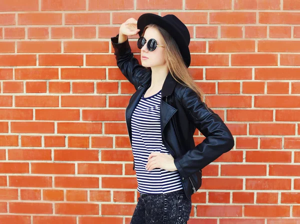 Ładna kobieta moda w stylu rock czarny tle cegły — Zdjęcie stockowe