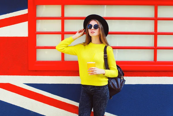 De mooie vrouw mode met kop over kleurrijke stedelijke achtergrond — Stockfoto