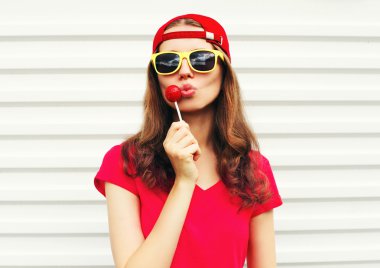 Moda portre lolipop üzerinde beyaz backg çok güzel kızla
