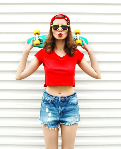 Moda donna piuttosto cool in occhiali da sole e pantaloncini con skateboa — Foto Stock