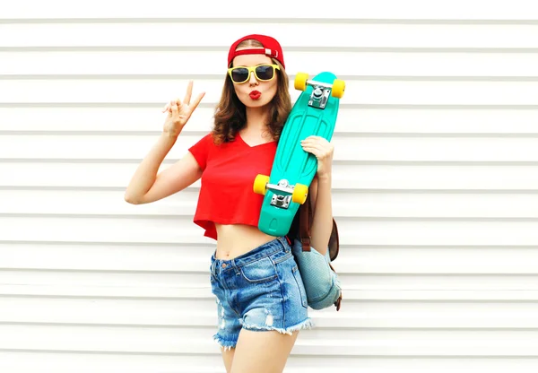 Mode ziemlich coole Frau mit Skateboard in Sonnenbrille und Shor — Stockfoto