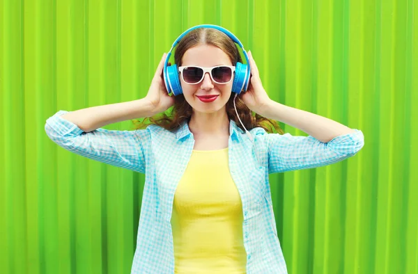 Ευτυχισμένος πολύ χαμογελαστή γυναίκα ακούει μουσική στα ακουστικά πάνω από g — Φωτογραφία Αρχείου