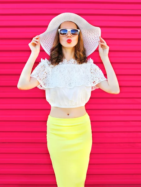 Módní hezká žena v létě slaměný klobouk a sukni nad barevné — Stock fotografie