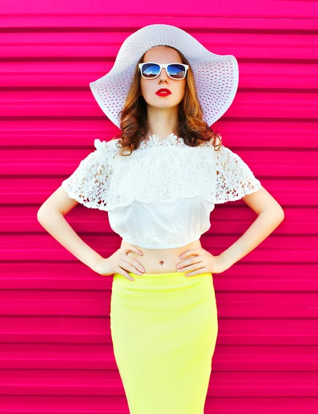 Módní žena v bílé letní slaměný klobouk a sukni nad barevné — Stock fotografie