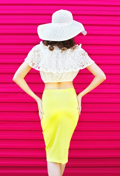 Sylwetka moda piękne woman w lato słomkowy kapelusz i spódnica ov — Zdjęcie stockowe