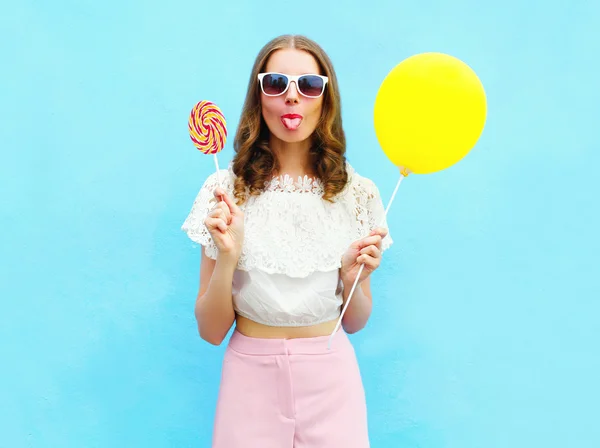 気球とコロコロを楽しんでロリポップ ファッション女性 — ストック写真
