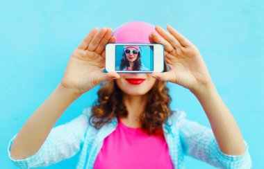 Kadın portresi smartphone görünüm ekranında colorfu yapar