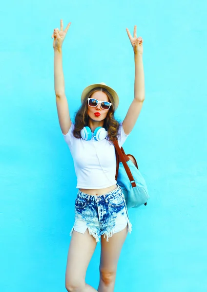 Mooie vrouw mode plezier over de kleurrijke blauwe achtergrond — Stockfoto