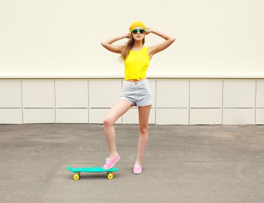 Kaykay üzerinde beyaz adam şehirde moda güzel kızla