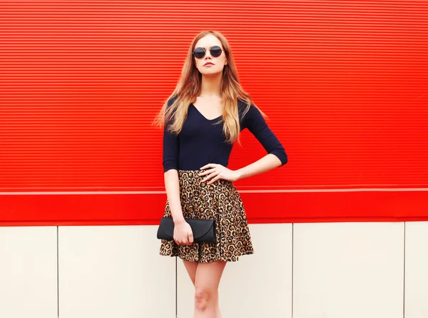 Mooie vrouw in luipaard rok zonnebril handtas clut mode — Stockfoto