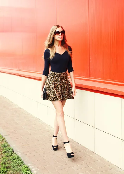 Mode schöne junge Frau in Leopardenrock und Sonnenbrille — Stockfoto