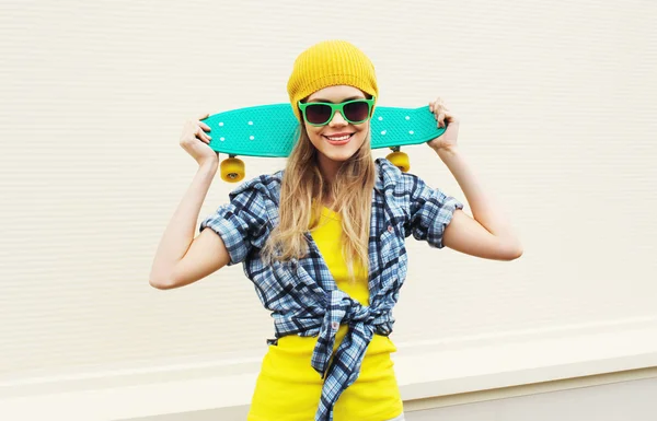 Ritratto di moda piuttosto cool ragazza sorridente con skateboard sopra w — Foto Stock