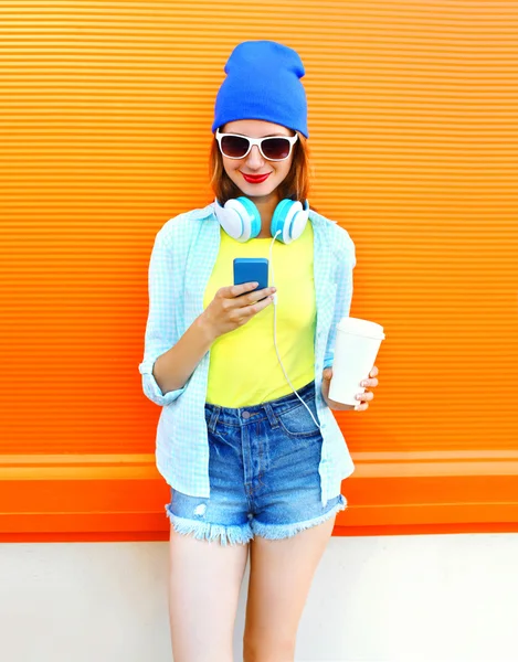 Moda ładna kobieta z filiżanką kawy za pomocą smartfona nad kolorem — Zdjęcie stockowe