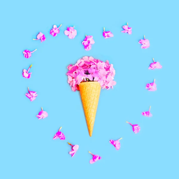 Coeur en forme de pétales avec cône de crème glacée avec des fleurs sur colo — Photo