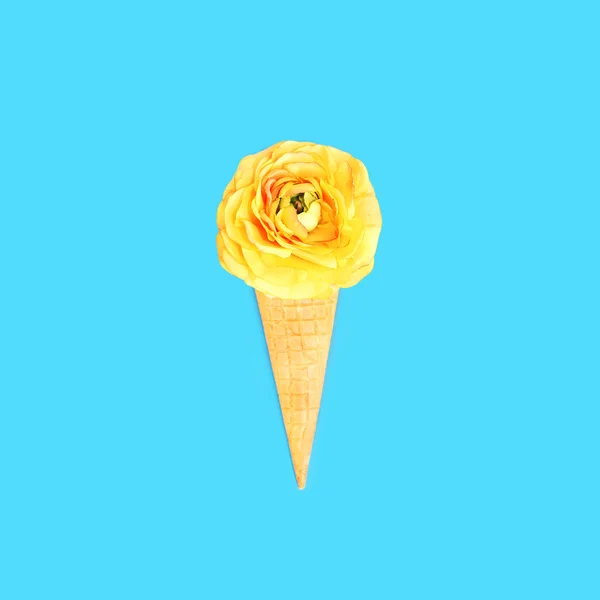 Cône de crème glacée avec des fleurs sur fond bleu coloré top vi — Photo