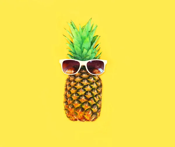 Ананас з сонцезахисними окулярами на жовтому тлі барвисті анани — стокове фото