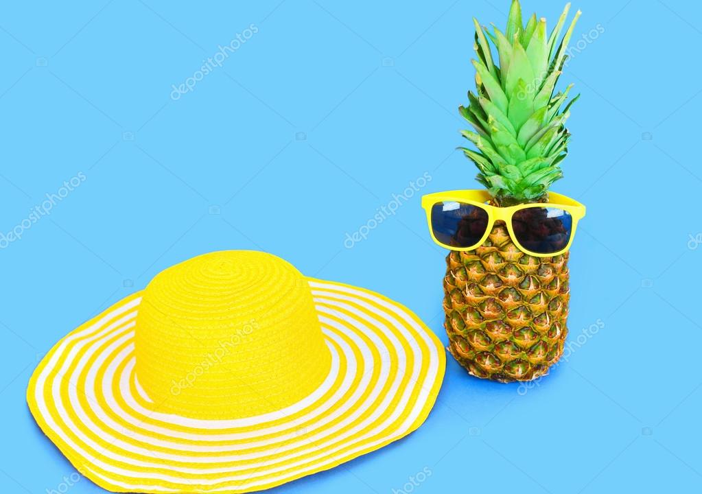 talsmand Persona Skubbe Ananas med solbriller og gul strå strandhat på blå bac — Stock-foto ©  Rohappy #120670414