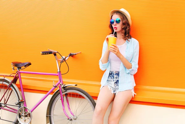 Moda ładna kobieta pije sok owocowy z filiżanki z retro jeździło — Zdjęcie stockowe