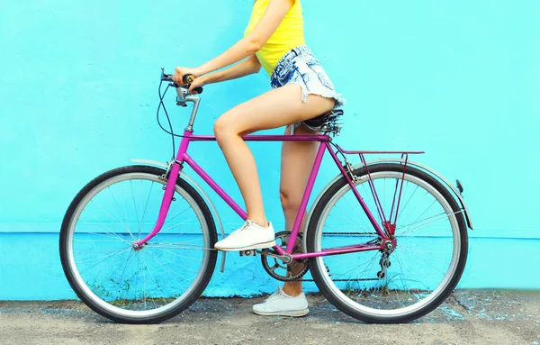 カラフルな青い背景の上に自転車を持つファッションかわいい女性 — ストック写真