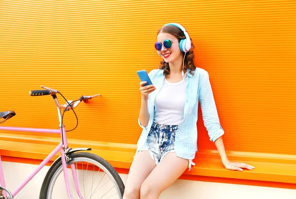 Moda bastante joven mujer escucha música usando teléfono inteligente nea — Foto de Stock