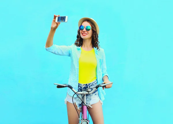 Hezká mladá žena, která si dělá autoportrét na smartphone s — Stock fotografie