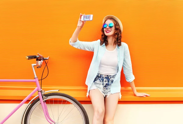 Dość uśmiechający się młoda kobieta, za pomocą biorąc autoportret na smartph — Zdjęcie stockowe