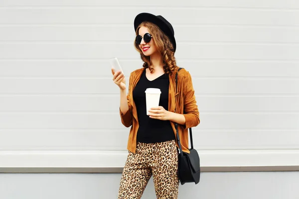 Podzimní luxusní vzhled, docela v pohodě usměvavá mladá žena s kávou — Stock fotografie