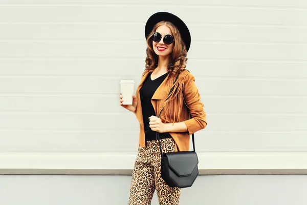Mode glücklich junge lächelnde Frau mit Kaffeetasse trägt einen Retro — Stockfoto