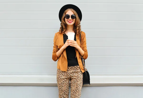 Moda joven feliz sonriente mujer con taza de café usando retro — Foto de Stock