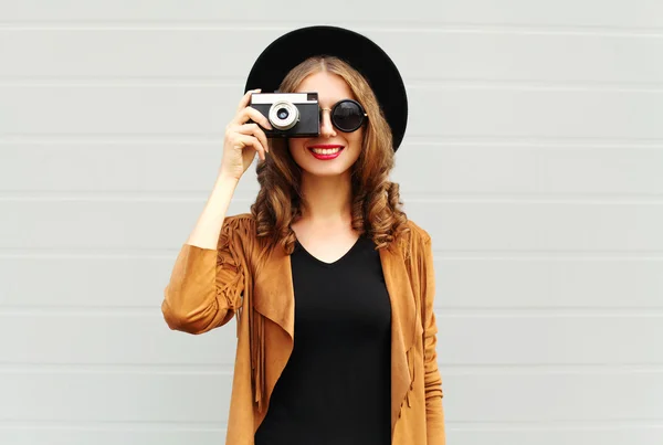 Aspecto de moda, modelo de mujer joven bastante cool con película retro llegó — Foto de Stock