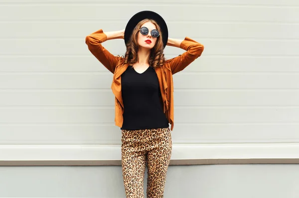 Moda modelo de mujer bonita con un sombrero negro, gafas de sol y j — Foto de Stock