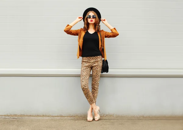 Moda bonita mujer joven con un sombrero elegante retro, gafas de sol — Foto de Stock