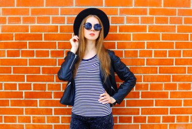 Siyah bir rock tarzı ove poz giyen moda güzel kadın modeli