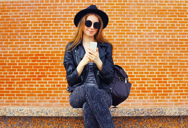 Mode mooie vrouw model met behulp van smartphone in Rock zwart stijl — Stockfoto