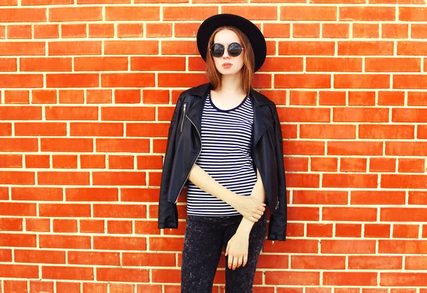 Modèle de femme de mode dans le style rock noir sur fond de briques — Photo