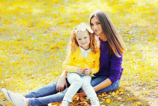 Portrait happy mother with child together in warm sunny autumn d — Stock Photo, Image