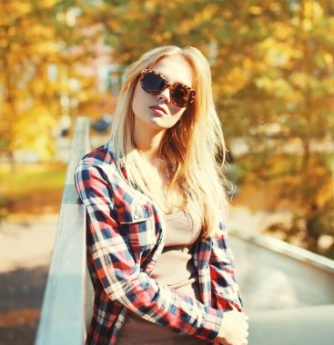 Bir güneş gözlüğü takıyor ve kareli moda portre güzel kadın