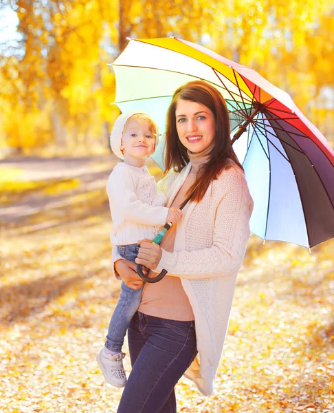 Szczęśliwy uśmiechający się matka i dziecko z parasolem chodzenie w jesień; p — Zdjęcie stockowe