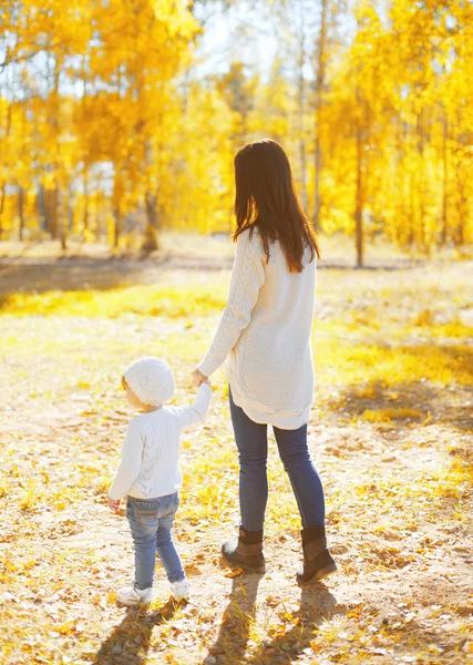 Mutter geht mit Kind in warmem, sonnigem Herbsttag — Stockfoto
