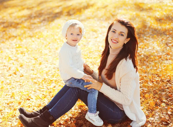 Portrait happy smiling mother and child together in warm sunny a — Stock Photo, Image