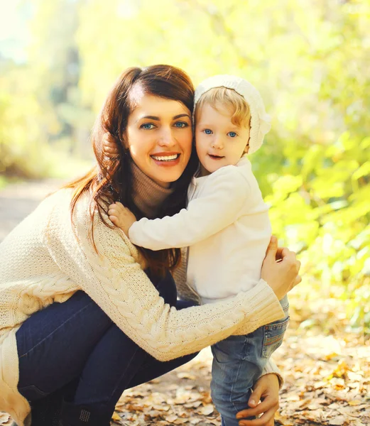 Retrato feliz sonriente madre e hijo caminando en el día de otoño —  Fotos de Stock