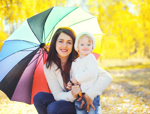 Πορτρέτο ευτυχής χαμογελαστοί μητέρα και το παιδί με ομπρέλα περπατώ μέσα — Φωτογραφία Αρχείου