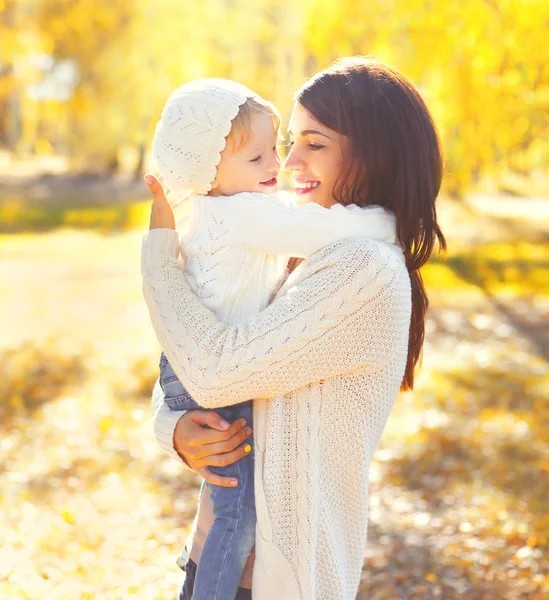 Portrait heureux souriant mère étreignant enfant s'amuser dans chaud s — Photo