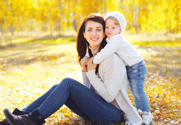 Retrato feliz sonriente madre jugando con el niño en caliente soleado a —  Fotos de Stock