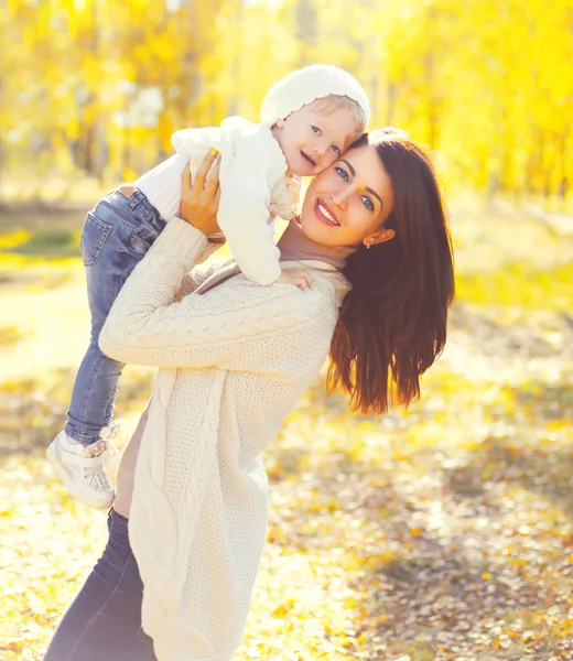 Portrait heureux souriant mère avec enfant avoir du plaisir à jouer dans w — Photo