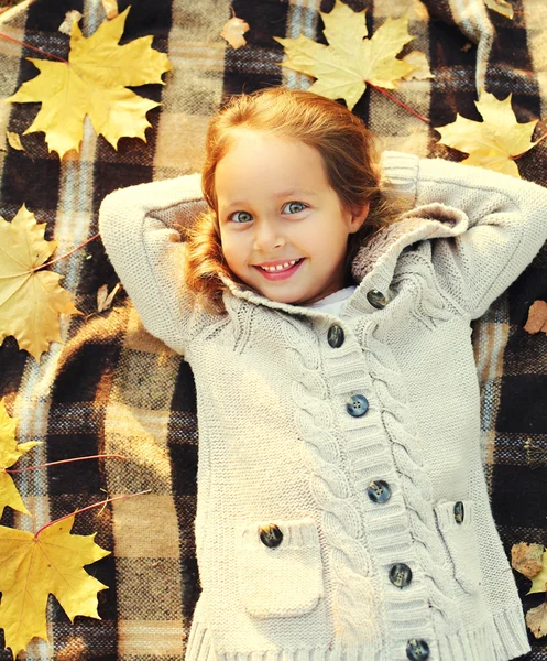 Portré boldog mosolygó kislány gyerek feküdt a móka — Stock Fotó