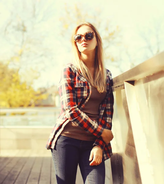 Mujer bonita de moda con gafas de sol y camisa a cuadros en —  Fotos de Stock